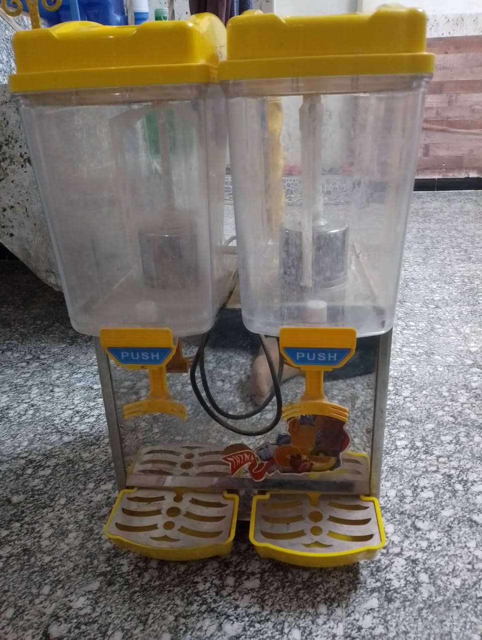 ماكنة موطا مع ماكنة شربت عصير السعر ثنين مليون وبيهن مجال تلفون ***********
