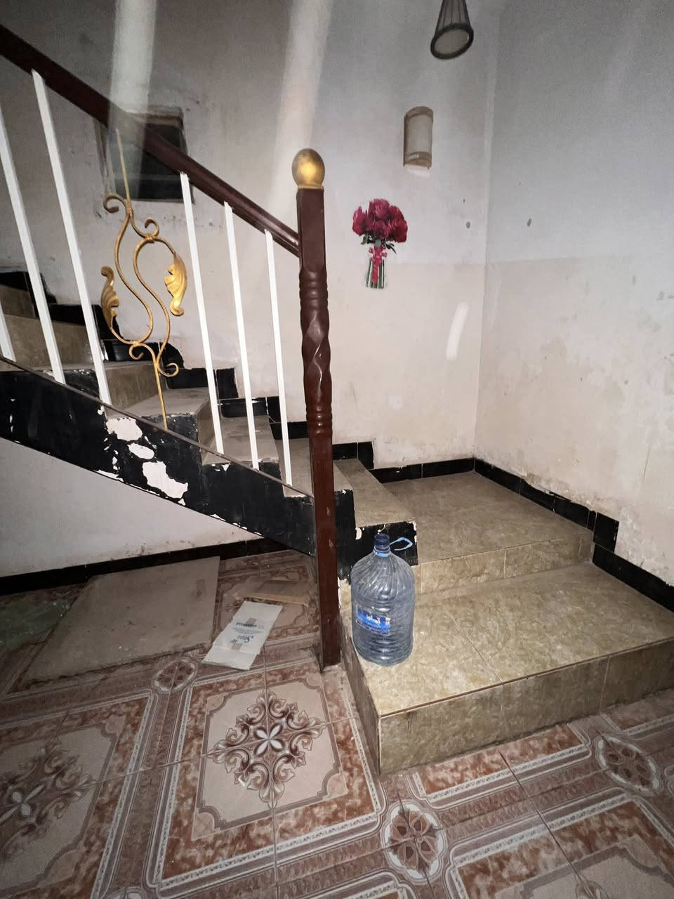 دار للأيجار 
في الفلوجة جغيفي الثاني قرب جامع عبد الرزاق الضاهر 

مساحة 150 متر 
طابق واحد وغرفة وصاله وستقبال وحمام ومطبخ وكراج سيارة 
بيت نضافة 50‎%‎ 
يرادله فقط صبغ ومطور ماء وجام لشباك البيتونة
وشتحط تكطع من الأيجار 
ارضية سراميك كامله خط مولد وطنية جاهز 
بيت مرتب فقط يرادله هاي النواقص وغسل

سعر الأيجار 250 الف 

***********
***********
