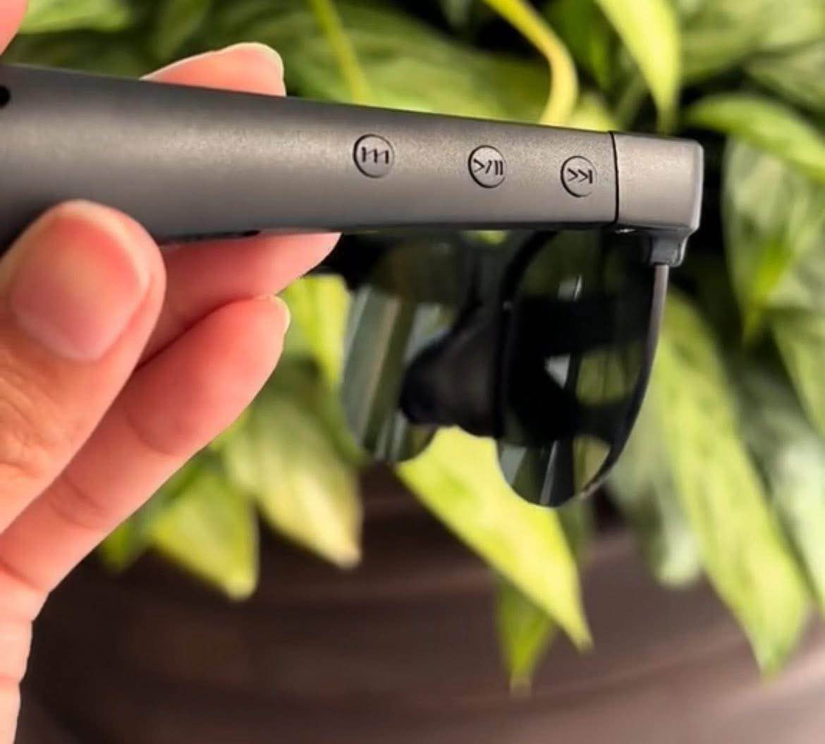 نظارة #اصلي شمسية حماية من أشعة فوق البنفسجية +بلوتوث بيه سماعه للاتصال او موسيقى اهل الدلفري او صاحب سياره  بل اتصال يوجد توصيل  الي مهتم يتمم  20 وبل عافيه خاص  او على واتس يوجد توصيل *********** بغداد, العراق
