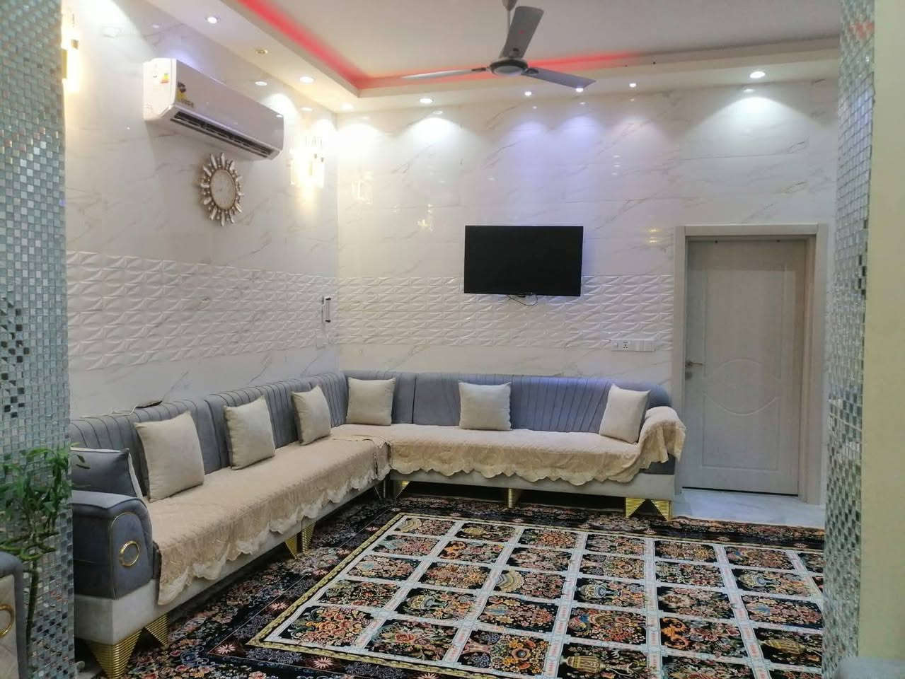 سلام عليكم بيت جديد مساحه 109 متر ثلاث طوابق خمس غرف نوم بناء درجه اولى وحديث مكانه خلف مول الحارث ع صوب گراج الأحياء كهرباء طوارئ مستمره سعر 370 صار سنه ونص كمل بناء *********** /***********
