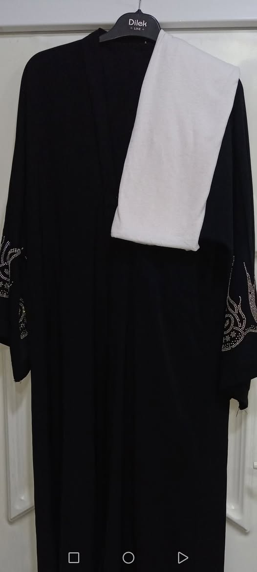 فستان قياس ٤٢
بشت يلبس من قياس ٤٠ لي حد ال ٤٦
مع ملفع 
نضاف حيل
كلم ب ١٠ الاف


**إذا كنت صاحب هذا الإعلان وتريد حذفه لأي سبب، رجاءا أرسل رسالة إلى الدعم الفني**