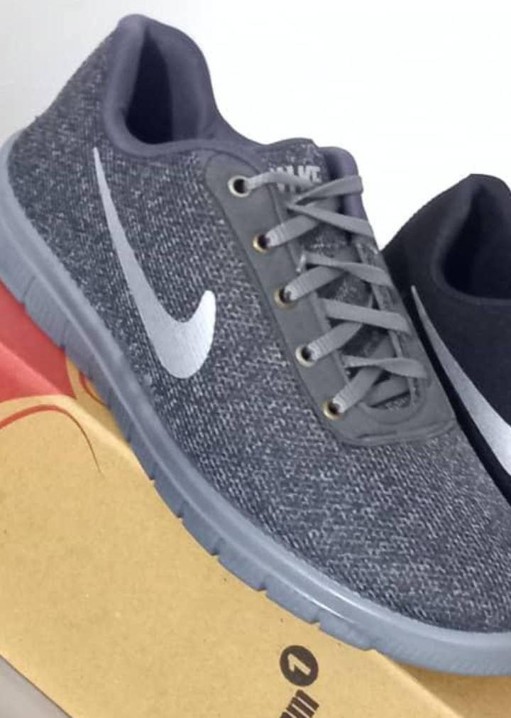 السلام عليكم شباب توفر احذيه شلعه جدا مناسب سعر القطعه الفين دينار كل قياسات متوفره من 40 لل 45 
استفسار خاص او تصال 
***********
