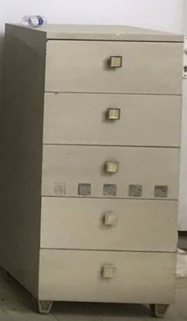 المكانسه سعرها 35
ميز تواليت 50
مجارير 50 
مكان الوزيريه
***********
