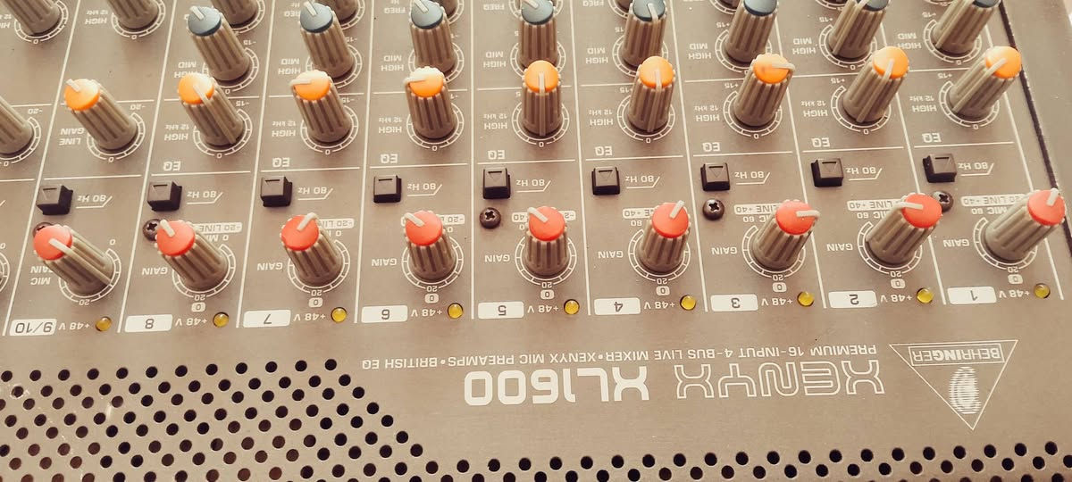 السلام عليكم
جهاز بهرنكر الماني 1600 اصلي اخرس 
استعمال قليل شغال 100/100
سعر 400
مكاني حلة 
***********
توصيل كافة المحافضات
