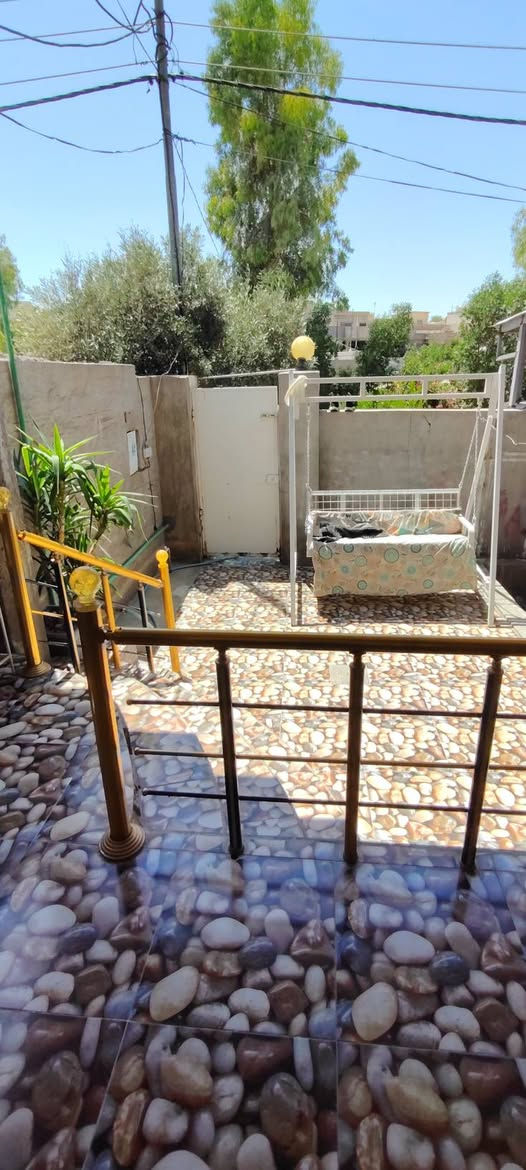 � بيت للبيع – توزيع قائمقام مسجل طابو 🏡
📍 الموقع: امام عباس - فرع سمج مقابيل الموكب

📐 المساحة: 220 متر مربع
📏 الواجهة: 10 متر
📏 العمق: 22 متر

🔹 تفاصيل البيت:

* طابقين
* صالة واسعة
* استقبال
* مطبخ
* غرفتين نوم
* مجموعة صحية
* أرضية سيراميك
* حديقة
* كراج سيارة مسقف
خط مشروع + بئر ماء

,,, طابق الثاني مكون

.غرفة نوم 
استقبال 
صاله +مطبخ
وصحيات 

📞 للاستفسار ع رقم 
***********
