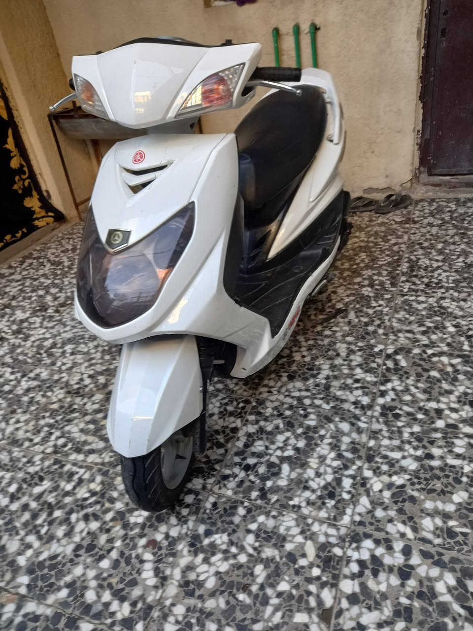 السلام عليكم سكنس فحل نوزل خطين مكينه ما مفتوحه الدراجه نضيفه ونضافه الكفرات كدامك العنوان بغداد المدينه 
الرقم ***********
السعر ٦٠٠ وبيه مجال للشراي
