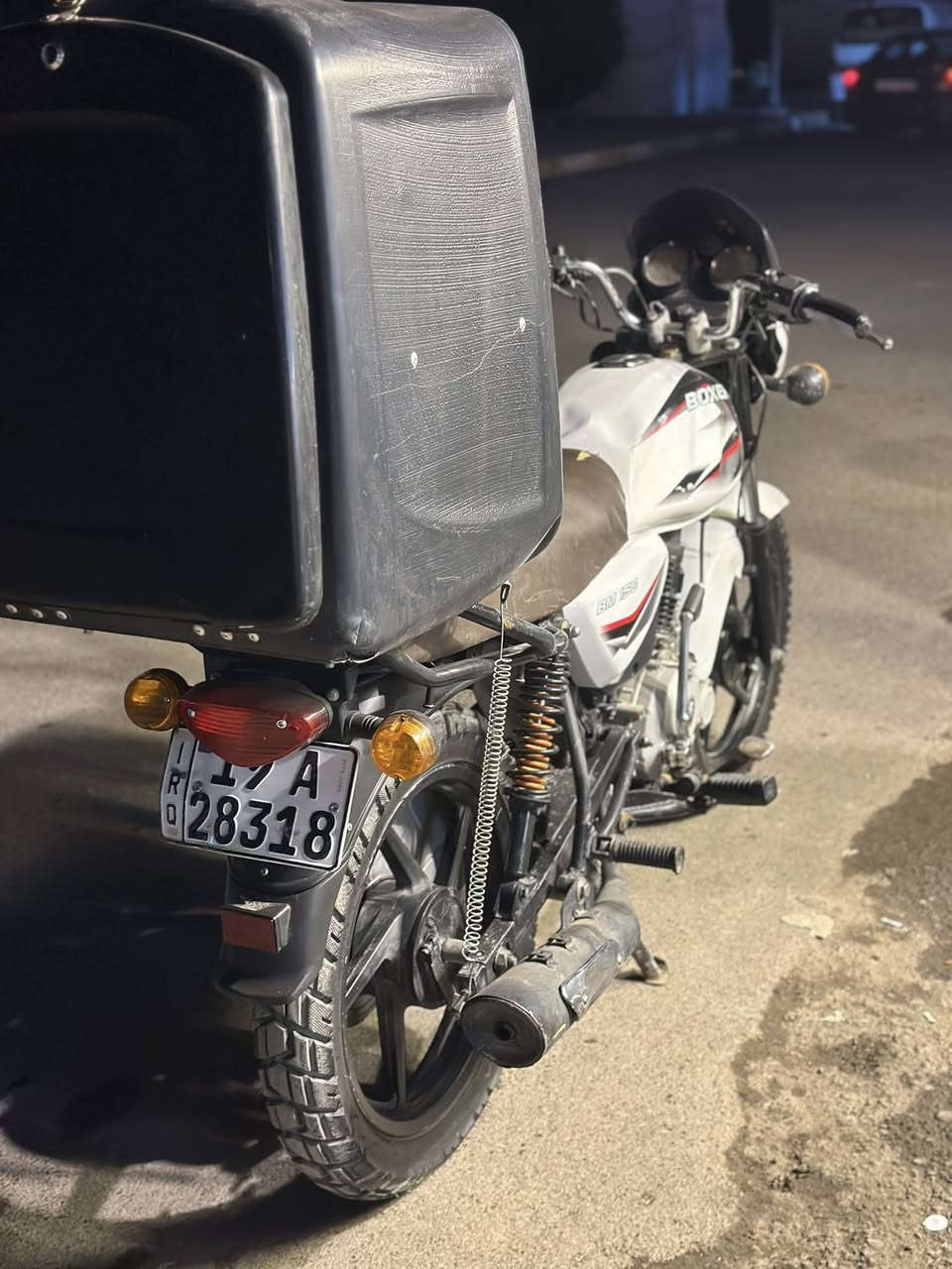 السلام عليكم بوكسر كلاسك مديل 2023 
مجفته تجفيت جديد صار شهرين بس كامت دخن من وره الولفات بيه خيط دخان مينشاف 
تخم تاير جديد اشاير جديد شفقه دشبول جديده بنزات جديد تجفيت عام جديد ماعده الكور اضمنه سنويه جديده رقمين بيه طعجه بل تانكي امانه الله ورسوله ما اشتغل بيه ولا متعبه خاله جواي اطلع بيه مره مرتين بل يوم السعر المطلوب مليونين وبيه مجال  بيك خير ودلل 2000/000 ر***********
