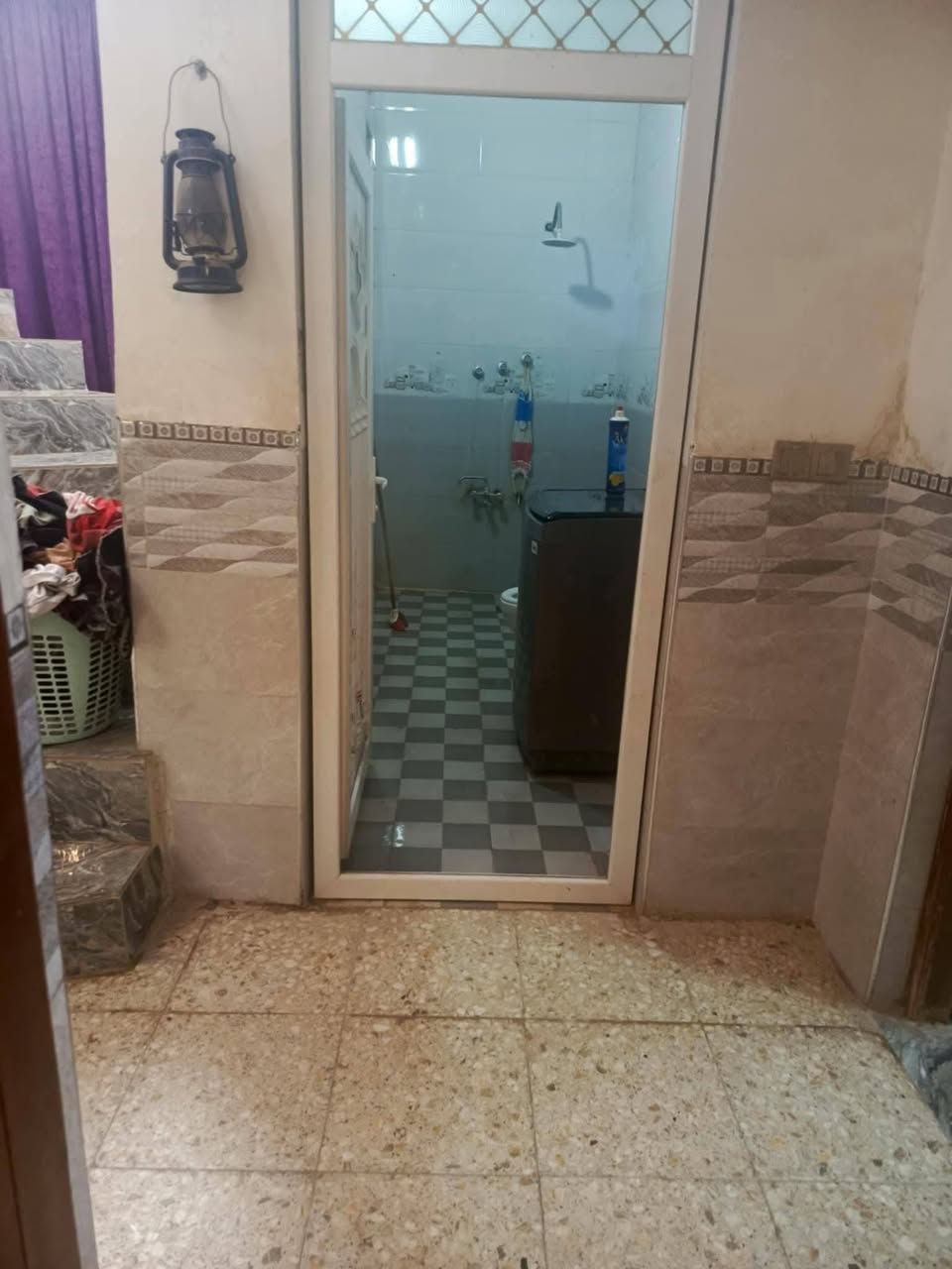 بيت للبيع ب حي الجامعه مقابيل بيت المرمر مسجل بل طابو ورقم واصل ومعامله كامله مساحه 200متر كونكريت مسلح تفاصيل البناء غرفتين واستقبال وصاله ومطبخ وصحيات داخليه وخارجيه بناء حديث شراي ادخل خاص أو تصل ع رقم ***********@
