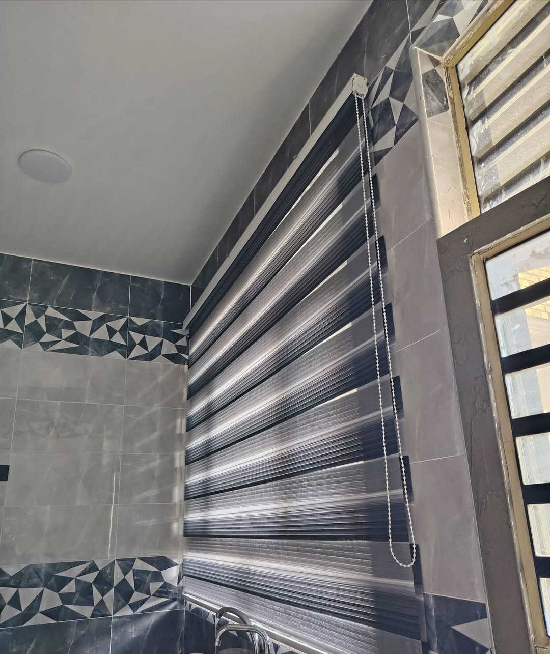 سلام عليكم للبيع برده سحب العرض 2ونص والطول 3 الون رصاصي اخت جديده ستخدام قليل مكاني المدينه السعر 30  الف                 ***********
