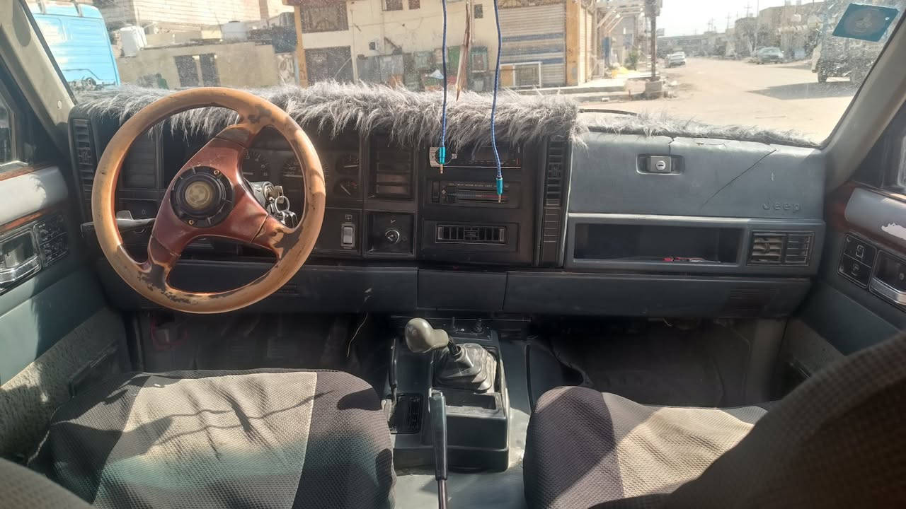 للبيع جيب شيروكي موديل 90 
محرك بلاد كير عادي دفع رباعي شغال 
بدون ضربة كهرباء كلها شغاله 
السعر 50 بيه مجال 
***********. عنوان ناصرية مركز
