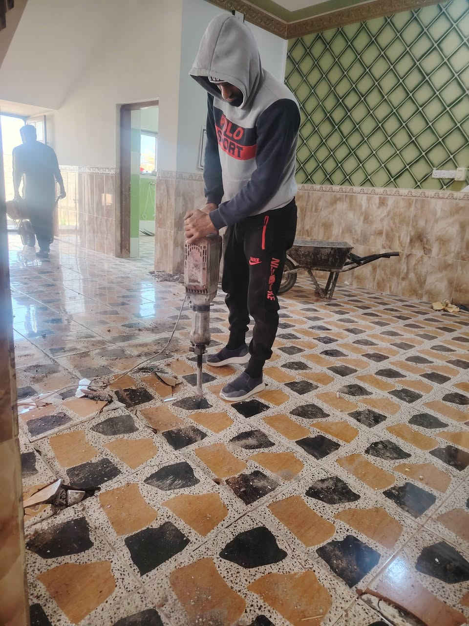 السلام عليكم شغلنا ليل ونهار برمضان يوجد كادر عمل جاهز  تصعيد مواد  / تنضيف بيوت  / تفليش  / تكشيط  / دفن نهري  / شقلنه ليل ونهار  / وماعليك بكلشي تاخذ شقل جاهز مني  / ومعداتنه جاهز وسياره تجيك للبيت ماعليك بس تصال على رقم/  ، ***********
