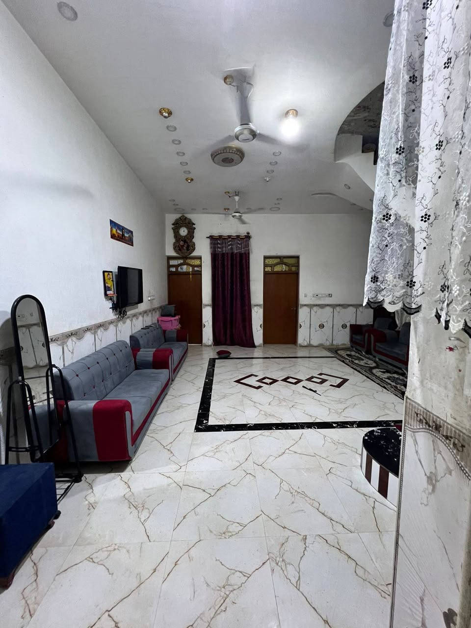 السلام عليكم بيت للبيع المساحة 220  المكان حاوي العباس الموقع اول شارع قريب  الشط بناء حديث صب كونكريت الارضي رباط 60 × 40 يحتوي على غرفتين مساحه الغرفه الواحدة 5 × 4  
ومساحة الصالحة 7ونص × 5ونص 
ومساحة المطبخ 4 × 3
ومساحة الديوانية 11 × 4 
***********
