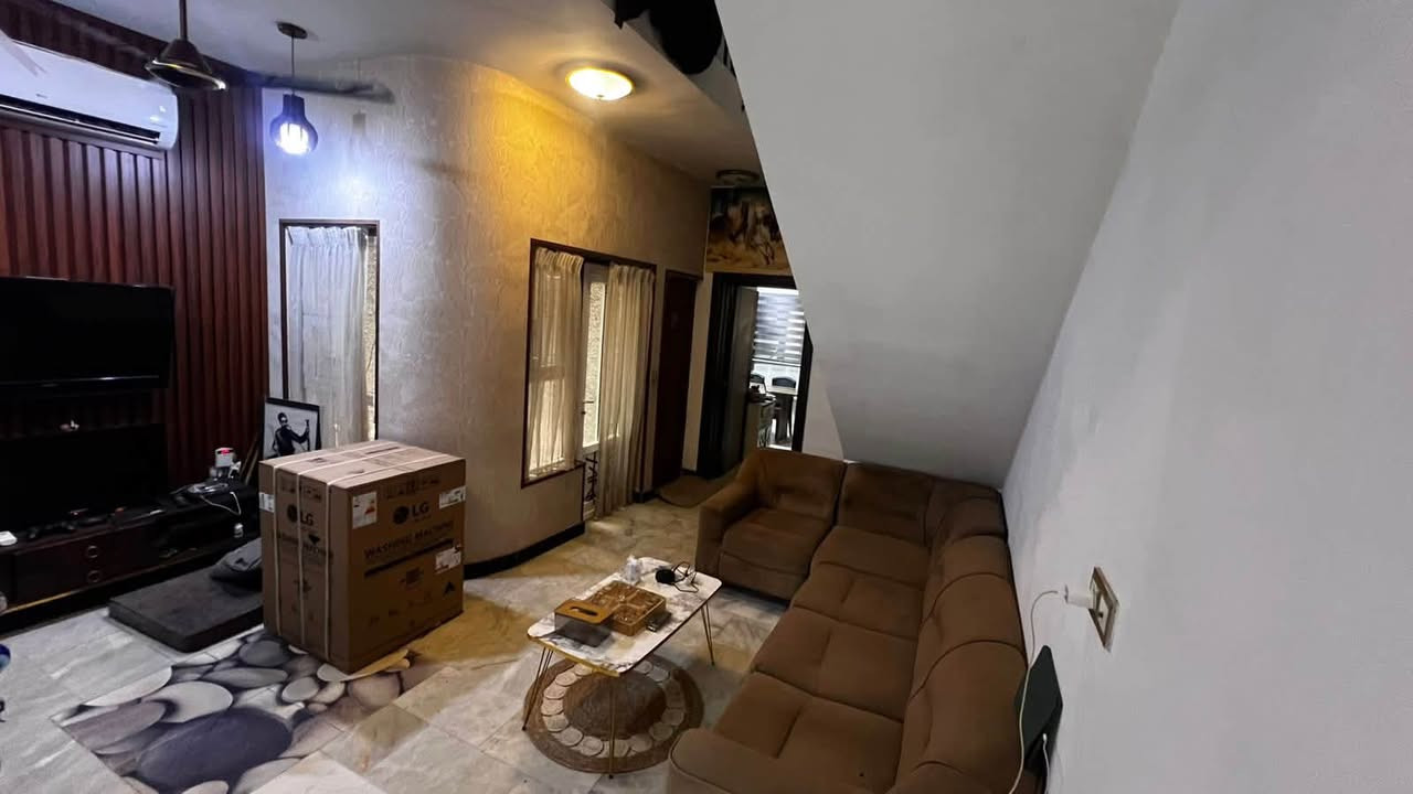 📍دار للبيع (شارع فلسطين ) (م508)  20*5
مساحة 100 متر 
مدخلين منفصلين ويتكون من
-١- الطابق الارضي كراج يسع السيارة واحدة وصالة استقبال وهول ومطبخ وحمام ومنور خلفي ومنور وسطي

2- الطابق الاول غرفتين نوم 4.5*5 وحمام جاكوزي وفسحة (موزع)
3-الطابق الثالث غرفة نوم 4.5*5 وحمام ومخزن البناء درجة اولى ارضيات مرمر وسيراميك اسباني وخدمات كاملة 
للاستفسار :-  ***********

