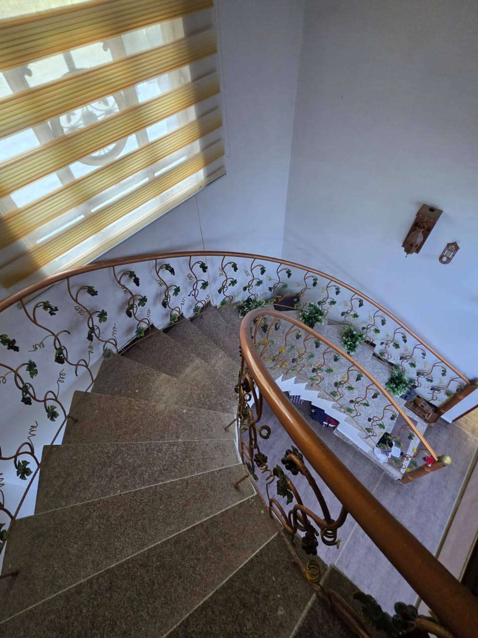 🏡 دار سكن للبيع مع بستان 🌴✨

📐 المساحة 1000 متر
📄 طابو ملك صرف زراعي عراقي سند 25

يحتوي البيت على:
🛏️ 4 غرف نوم
🪑 ديوانية
🛋️ صالة كبيرة
🍴 مطبخ
🚿 صحيتين داخل البيت + صحية خارجية
🚗 كراج يتسع لأكثر من 3 سيارات

🌴 ويحتوي أيضاً على:
بستان كبير مزروع
مشتمل خارجي
نخل برحي بصف النهر

✨ البيت بسعر جداً مناسب مقارنة بالمساحة والموقع

📍 العنوان:
أبي الخصيب – طريق العوجه
يبعد 500 متر عن سايدين العوجه

💰 السعر 300 مليون وقابل للتفاوض

للاستفسار أكثر يرجى التواصل أو زيارة مكتبنه:
📞 ***********
📞 ***********

مكتب ساني للاستثمار العقاري 🤍
