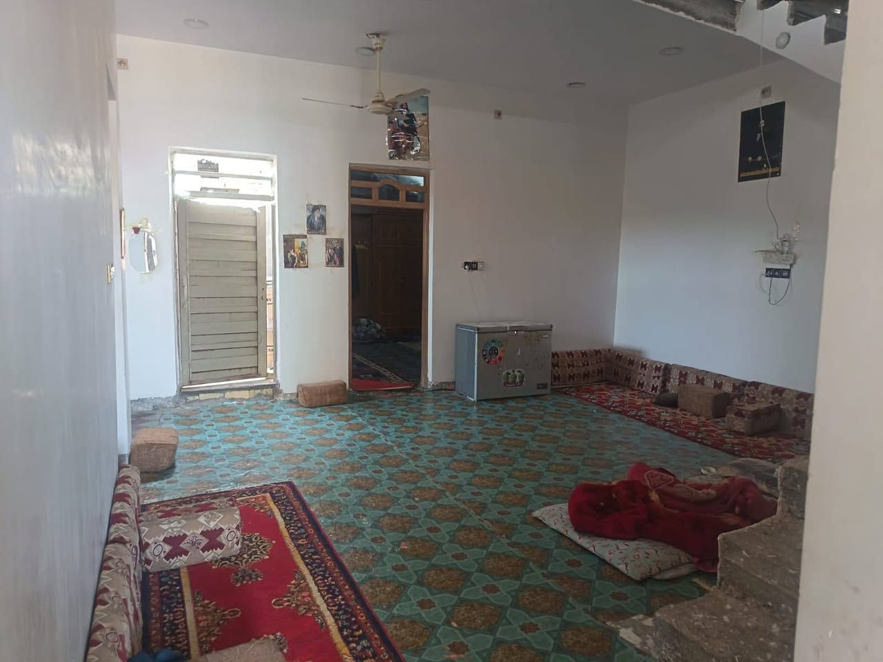 بيت للبيع 240م
+ قطعة للبيع 240م
حي الكوفة مقابل محطة عبد الحسن ملاغي فرع سيراميك بركات الحسين 
للاستفسار *********** 
خاص مغلق مكلف بالنشر
يتكون من 3 غرف وصاله ومطبح وديوانيه وصحيات بنيان حديث
