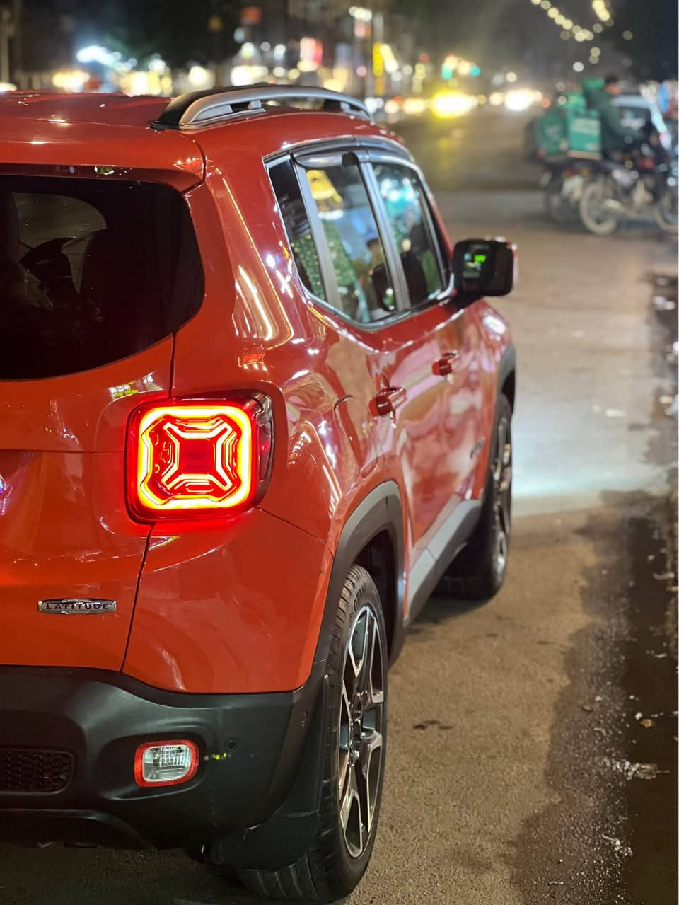 السلام عليكم جيب 2021للبيع  محرك 1.3 تيربو فقط رقم بغداد تحويل ثاني يوم فقط  ماشيه 67mk استخدام شخصي حادث خفيف بارد فقط وبيها سونار  مواصفات حساس خلفي رادار جاني امامي  داخل مشمشي كشنات جلد تدفئة بلكشنات شاشة كبيره و كامره  ويل كب  سايد بريك بصمه اوتو ستوب كير مكينة بشرط السياره خير من الله السياره الاستفسار *********** وبي واتساب بغداد, العراق
