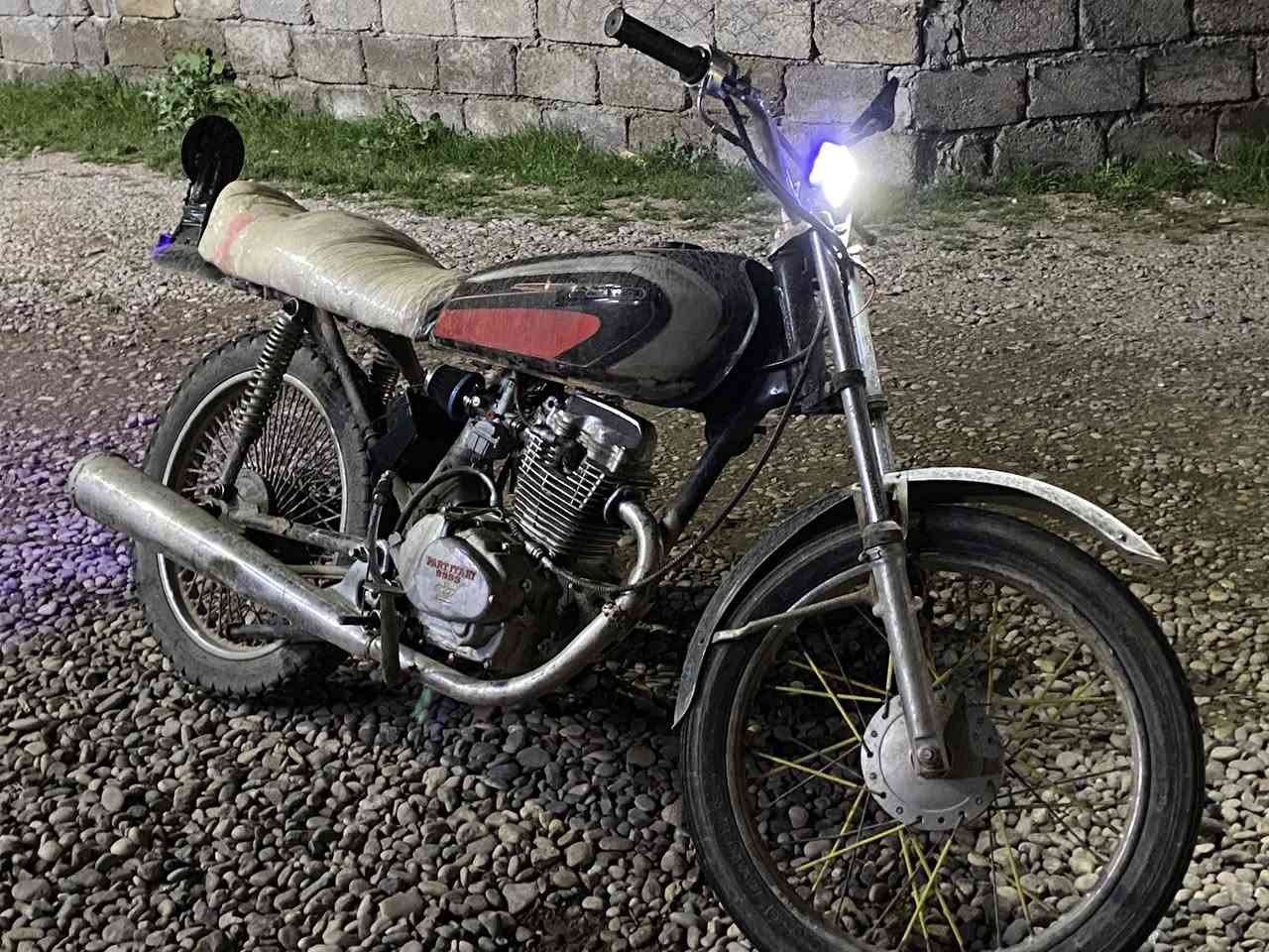 السلام عليكم ماطور للبيع نظيف كلشي ما يعوزو

كهرباىيات شغالة 

محرك نظيف 

اتشغل وتمشي شرط

العنوان جنوب الموصل قرية صف التوث 

السعر 165 وبي مجال للتواصلل الخاص او الرقم (***********)
