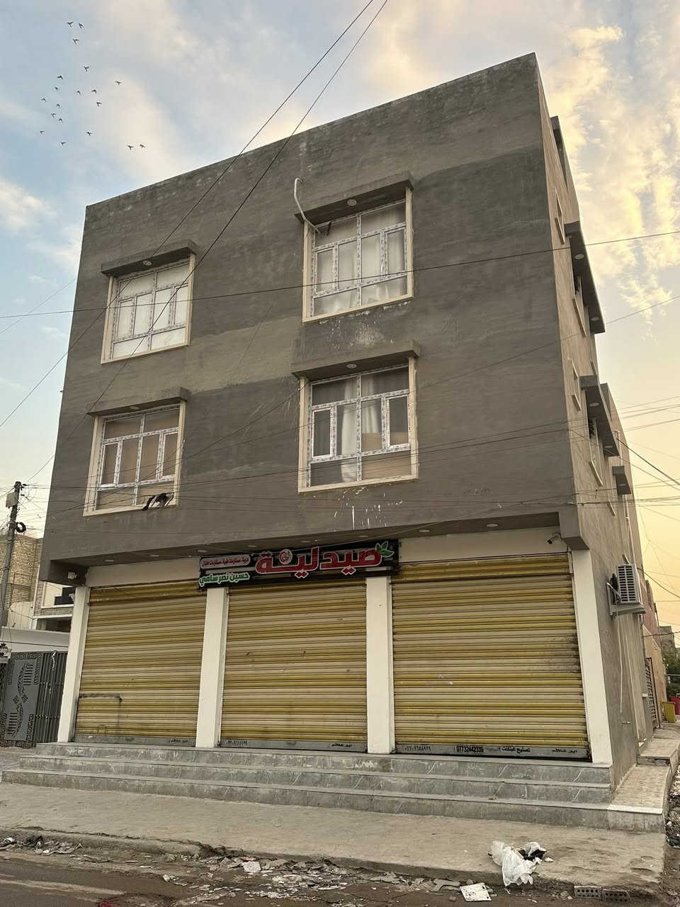 بنايه للبيع مساحه 65 متر طابو زراعي سند 25 الوارد الشهري 1100 مليون و 100 تحتوي على شقتين وصيدليه 3 محلات        ( السعر 210 مليون )العنوان البلديات نهايت شارع المصرف قرب فلافل الهلالي حي التراث مقابل مدرست تبارك الرحمان على شارع خدمي مئجره وكامله الاستفسار ***********
