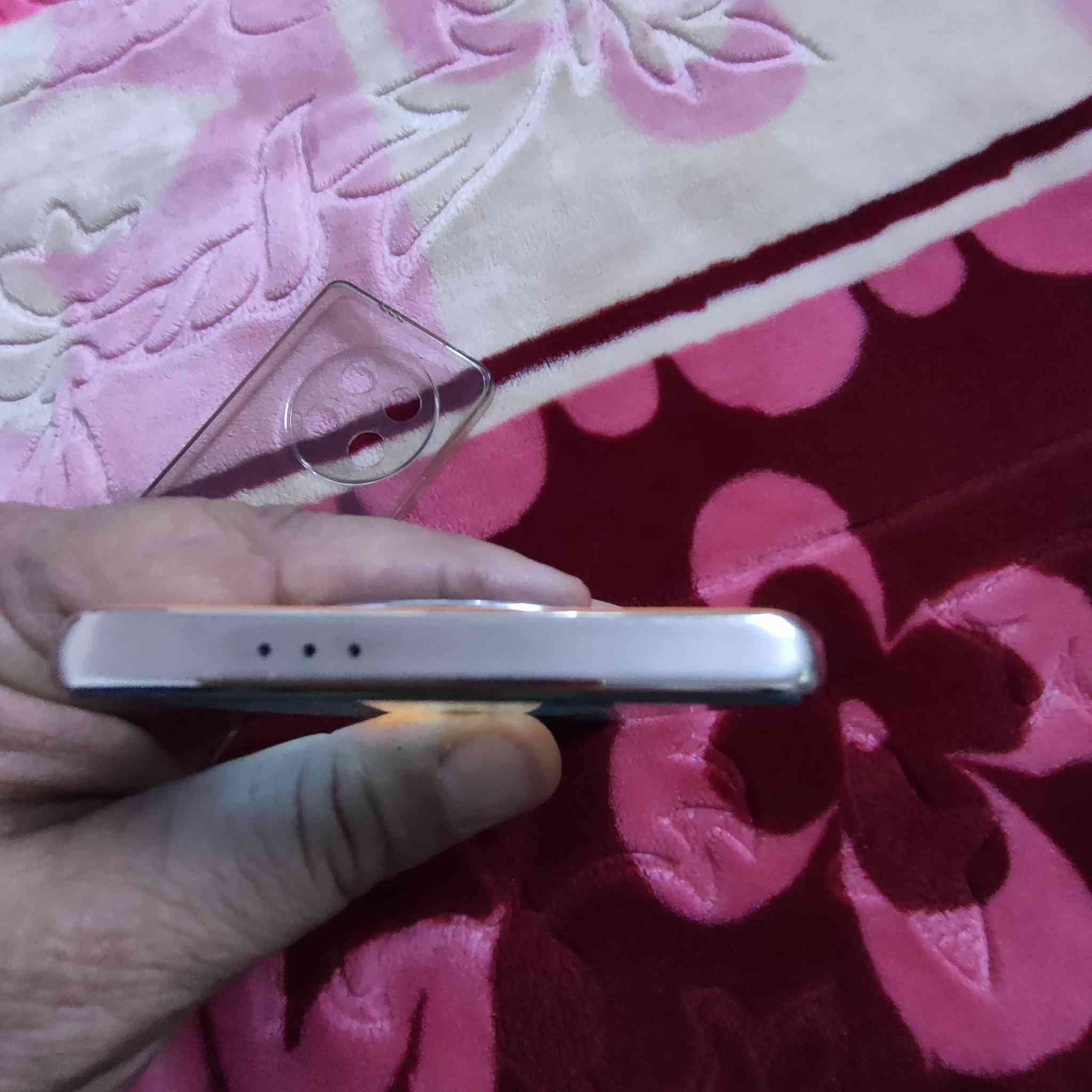 موبايل للبيع هونر x9cجهاز حيل نظيف ظهر جلد ذاكرة 256 ورام 24 غراض كامل مع شاحنة الاصلي السعر 300 وبي مجال شوية  رقم الموبايل *********** وكورك ***********
