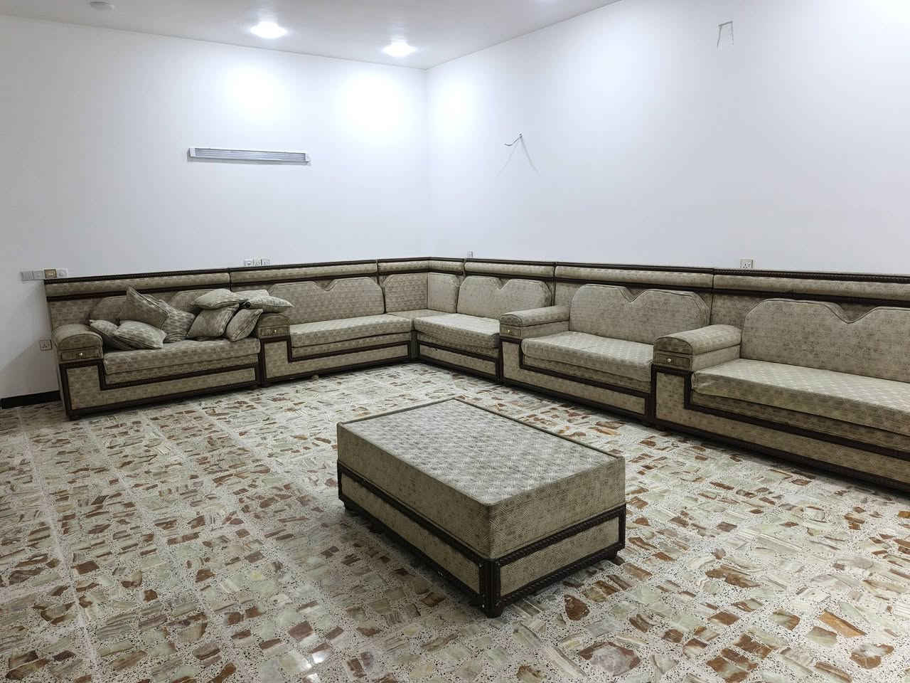 السلام عليكم ديوان خشب درجة اولى كويتي ٢٠ مقعد السعر 500
مكاني الحسينية مال راشدية 
***********
