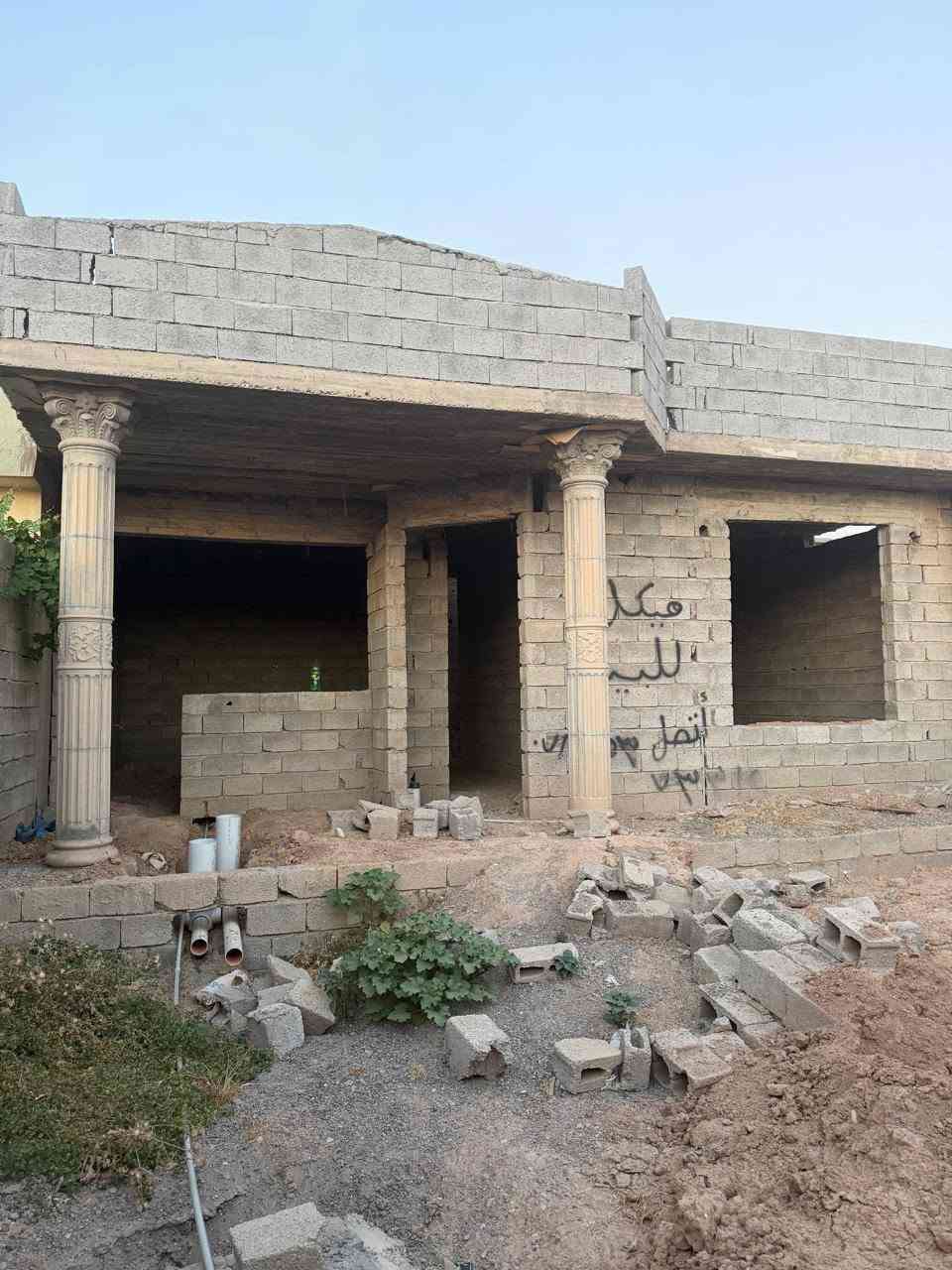للبيع هيكل مئسس ماء ومجاري مسيج وباب حوش  حمامات عدد 2=غرف 2+هول ومطبخ وربعه الموقع حي المستقبل مقابيل قاعه ليان يبعد عن السايدين 150متر السعر المطلوب 36 قابل للتفاوض والسوگ كلشي بي حسب المناطق رقم الهاتف ***********
