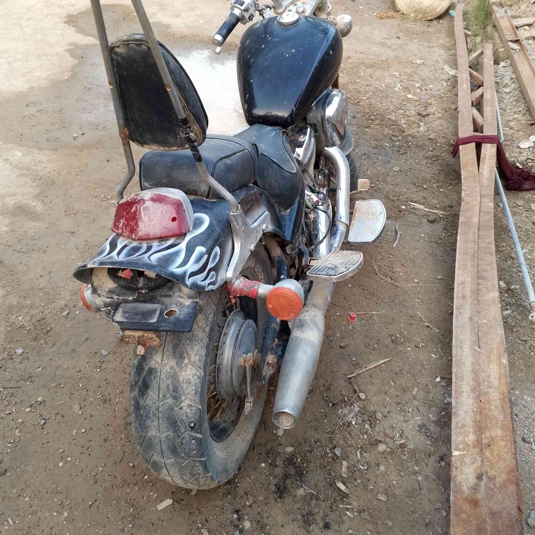 سلام عليكم الليبع دراجه هرلي مكينه 400متروك متروكه صار لها سنه ***********
