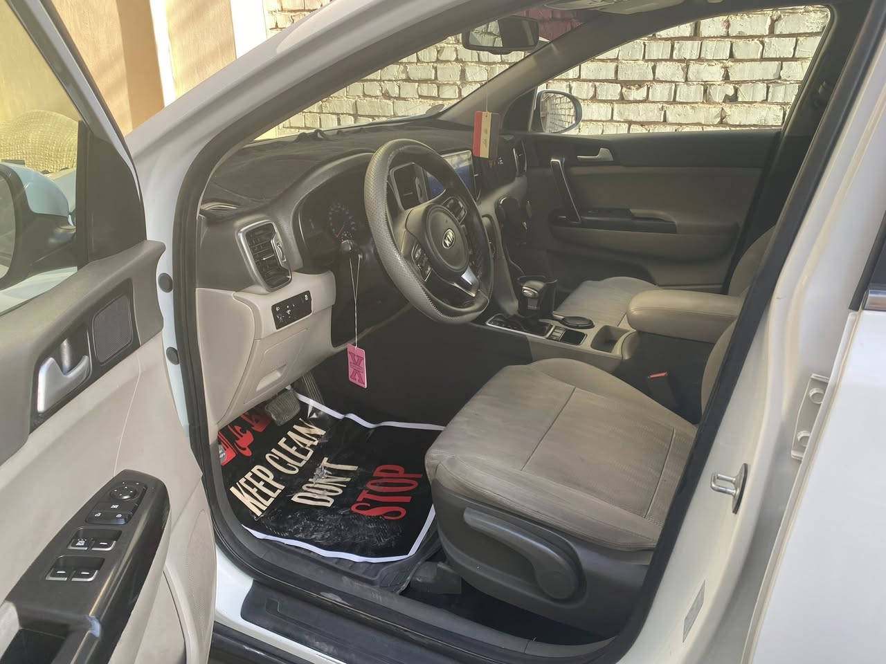 السلام عليكم سبورتج 2018 خليجي السياره بيها بارد خفيف اسفل الباب مال الصدر والخلفية فقط جاهزه مناقصها اي شي سعرها 180 وبيها مجال بسيط مكان السيارة صليخ ال600 اليحب يستفسر يتصل ***********
