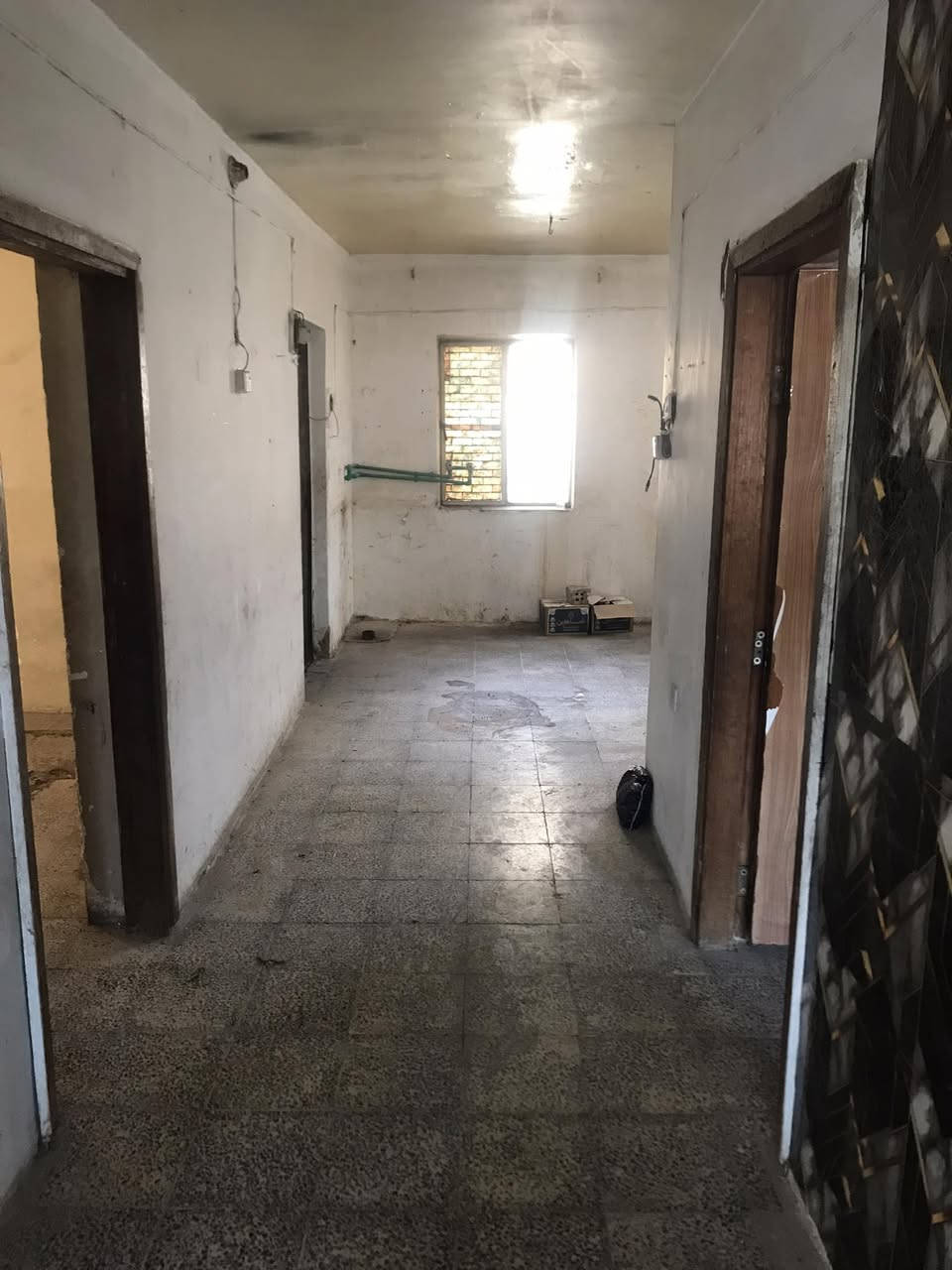 بيت للإيجار طابق ثاني مساحه 150 م2 تحتوي غرفتين وصالة وحولي مع الخدمات ، العنوان ابو دشير فرع حلويات سموري اول فرع على اليمين خلف سموري إيجاره 350 للتواصل موبايل *********** واتس أب ..
