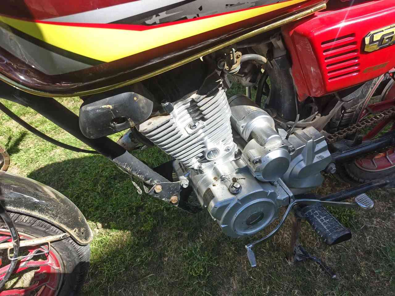 دراجة سيفان 24 اوراق سلف
شاشة الكتروني
ويل كب 
دراجة حلوة ونظيفة
نقص اشاير خلفية وبك فقط
تخم تاير جوبلس اصلي
باتري جديد
السعر 550 مجالها بسيط كلش
مكانها صويرة  شارع الكازينوات 
ومتواجد خاص٫٫٫
ماراوس فقط بيع


**إذا كنت صاحب هذا الإعلان وتريد حذفه لأي سبب، رجاءا أرسل رسالة إلى الدعم الفني**