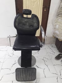 شباب اغراض حلاقة للبيع كرسي ومري عدد ٤ وغنفة وميز الالي جوة مرايات يصي...