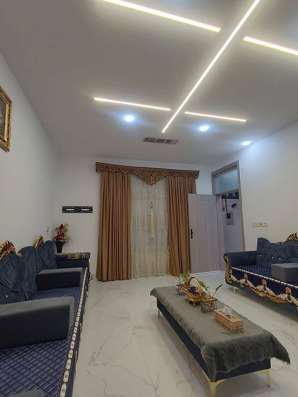 دار للبيع  ١٥٠ متر
دار رقم سكني مو طابو 
          فول كاشي و سقف مغربي 
                نظام تبريد دكت
               بناية حديثة جداً 
                 فرع عريض 
 طابق 1️⃣ 
- استقبال 
-  غرفتين نوم 
-  مطبخ + مطبخ مساعد 
- هول
- صحيات شرقي و غربي
- درج خارجي 

طابق 2️⃣ 
 ـ استقبال
- غرفة نوم
- هول صغير 
- مطبخ 
- صحيات

📍عنوان الدار 🏡
كركوك - حي القادسية الاولى قرب نادي سولاف الرياضي
قرب مدرسة الصباح 
للاستفسار الاتصال على الرقم 
***********
