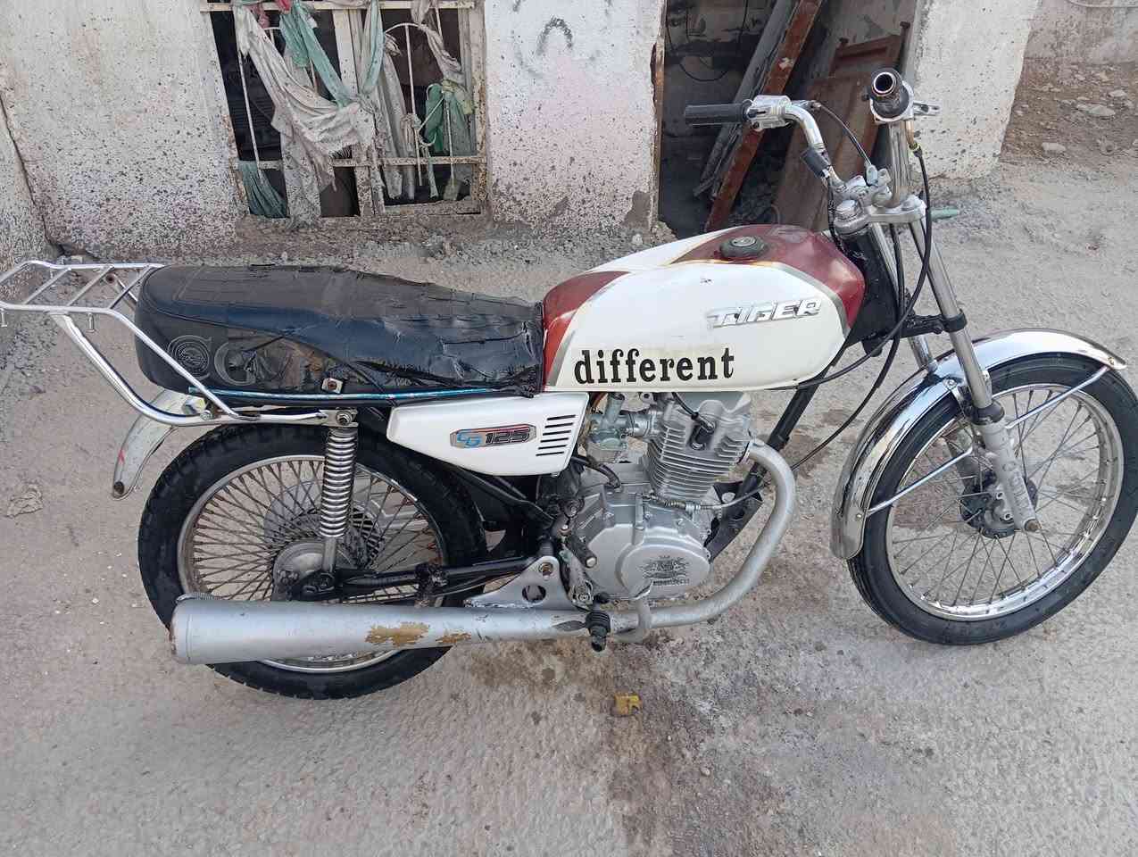 سلام عليكم دراجه ارشه كلك للبيع موديل 20 مكينه خير من الله لا نضوح ولا تبخير شاصي كفاله الدراجه كلشي ما عايزه سعرها300 مكاني ديوانيه قضاء الحمزة الشرقي رقمي ***********
