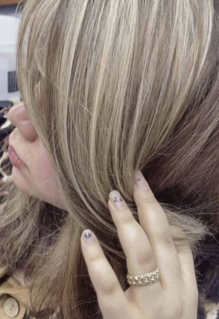 سلام عليكم بنات عروض رمضان  استغلوها حبيباتي ♥😍

صبغ شعر 10  
صبغ وتخصيل  30 
سحب وصبغ  30
تاتو مايكروا جلسة 25 
تاتو فيبروز 25 
مسح تاتو 25
توريد شفة 15 
رموش كاملة 25 
رموش طرفية 15 
مكياج مناسبات خفيف 15 
مكياج فخم 20 
تسريحة ومكياج 25 
عرس وحنة 150 
خطوبة او مهر 50 
تسريح شعر 30 

رقم الحجز واتس  : 
*********** 
***********
