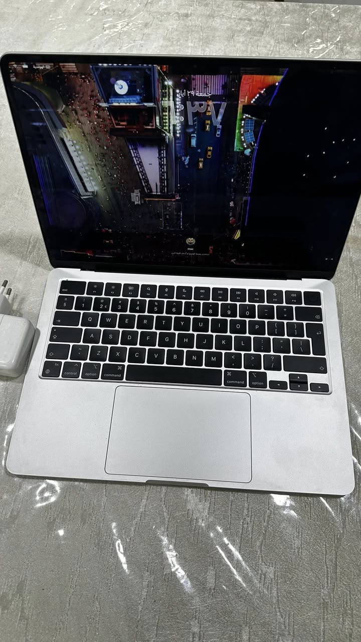 MacBook Air M2 - بحالة الوكالة (كالجديد)
جهاز ماك بوك أير بمواصفات ممتازة وحالة نظيفة جداً، مناسب جداً للاستخدام اليومي والمهني.
المواصفات التقنية:
 نوع الجهاز: MacBook Air
 سنة الإصدار: 2022
 المعالج (الشريحة): Apple M2
 الذاكرة العشوائية (RAM): 8 جيجابايت
 سعة التخزين: 256 جيجابايت (مساحة كافية وسريعة)
 الشاشة: شاشة Liquid Retina مقاس 13.6 بوصة بدقة عالية (2560 × 1664)
 نظام التشغيل: macOS Tahoe (إصدار 26.3.1)
 اللون: فضي (Silver)
 دورات شحن : 26
حالة البطارية:
 نسبة صحة البطارية: 100% (أداء البطارية ممتاز وبكامل طاقتها الأصلية)
 المميزات: يدعم ميزة "شحن البطارية المحسن" للحفاظ على عمر البطارية على المدى الطويل.
حالة الجهاز:
 الجهاز بحالة ممتازة جداً، نظيف، ومحافظ عليه بعناية فائقة، ويعمل بكفاءة عالية
سعر : 900.000


**إذا كنت صاحب هذا الإعلان وتريد حذفه لأي سبب، رجاءا أرسل رسالة إلى الدعم الفني**