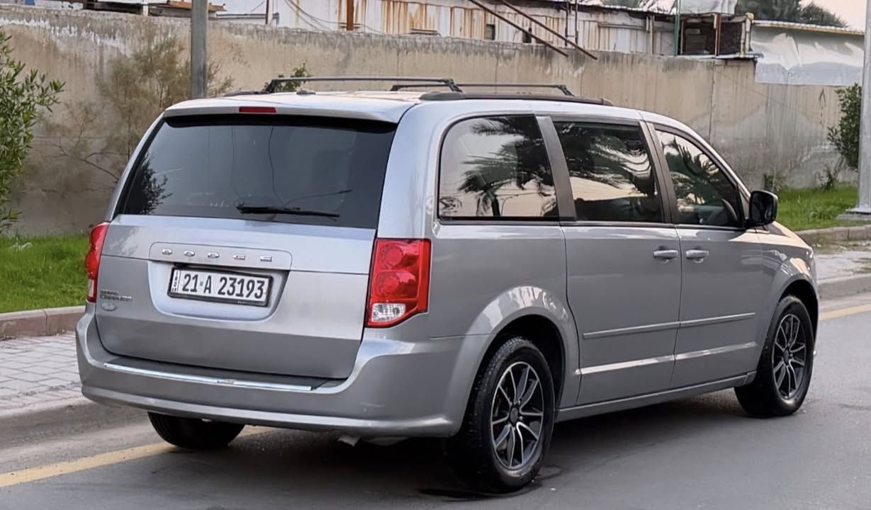 سلام عليكم
دوج كرفان كراند موديل 2017
ماشيه 100ميل 
محرك ٦سلندر حجم ٣٦٠٠ كير اوتوماتيك شرط المحرك والكير ما مفتوح 
رقم سليماني دولي رقم وسنوية جديد شرط التحويل 
بيها قطعتين ونص بدون دواخل  
مواصفات sxt 
غرفتها جديدة لوك 
٧ راكب  كشنات سياحي بلع
 ٣قطع تبريد ❄️
جامات فتل كهرب
ابواب وصندوق ميكانيك
وشاشه خلفيه 
وتبريد ثلاث قطع 
تحكمات ستيرن كروز سرعة
نظام ايكو تقليل بانزين 
ويل كروم 17 
اخوان السياره جاهزه محرك/كير/صدر/تخم تاير /شرط لوك 
السعر154 $$ وبيها مجال 
مكاني بغداد 
***********
