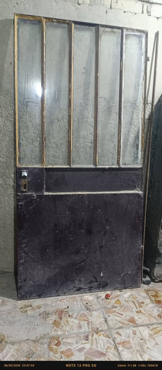 السلام عليكم
باب حديد 
طوله مترتين 
وعرضة تقريبا متره و10 كامل هو والتريشة
نضافته 90% مابي اي خياس بس عوزه ترتيب
سعره 90 الف وبي مجال
مكاني بغداد العبيدي
للاتصال ***********

