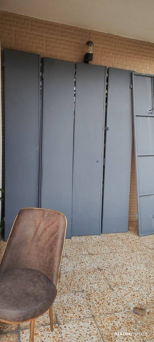 باب 🚪 محل للبيع نظيف+ باب 🚪 تك واحد. حي الصديق ***********
