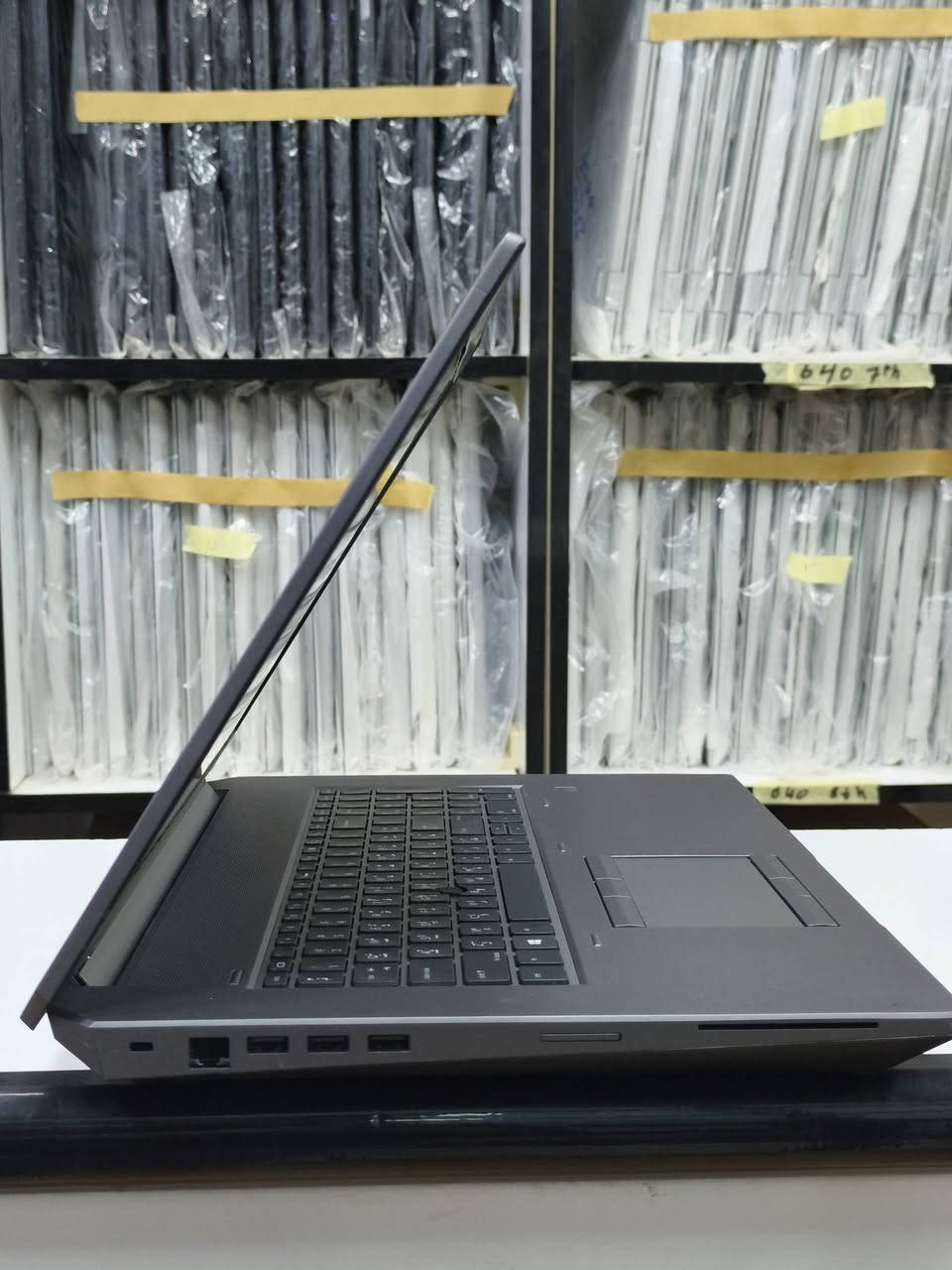 HP ZBOOK 17 G5 🔴 🔴 
المعالج xeon 
الرام 8 كيكا 
الهارد 256 كيكا 
حجم الشاشة 17 انچ
كارت الشاشة خارجي P5200 نفيديا 
16 كيكا خارجي
ضمان 10 ايام استبدال في حال وجود مشكلة
متوفر توصيل لكافة المحافظات 
للتواصل و الطلب واتساب او خاص ***********
