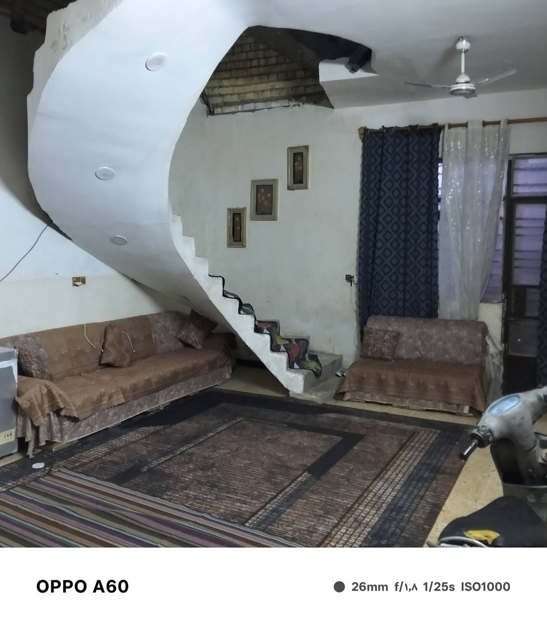 السلام عليكم بيت للبيع 100متر مربع ركن خضراء الدسيم قريب على الشارع الرئيسي ثلاث بيت خلف دائرة الكهرباء ***********
