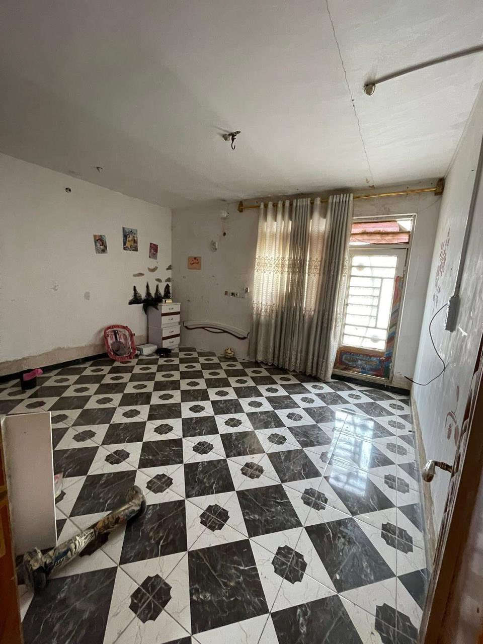 على بركة الله
بيت للبيع 
مساحة 100 م 
كربلاء - حي السلام - قرب محطة الغاضريه 
طابق ونص غرفتين نوم وحده فوك وحده جوه صاله استقبال مطبخ من ظمن الصاله كراج سياره وسطح وحمامات داخليه وخارجيه 
للاستفسار اتصل على الرقم *********** 
ايضاً واتساب فعال
