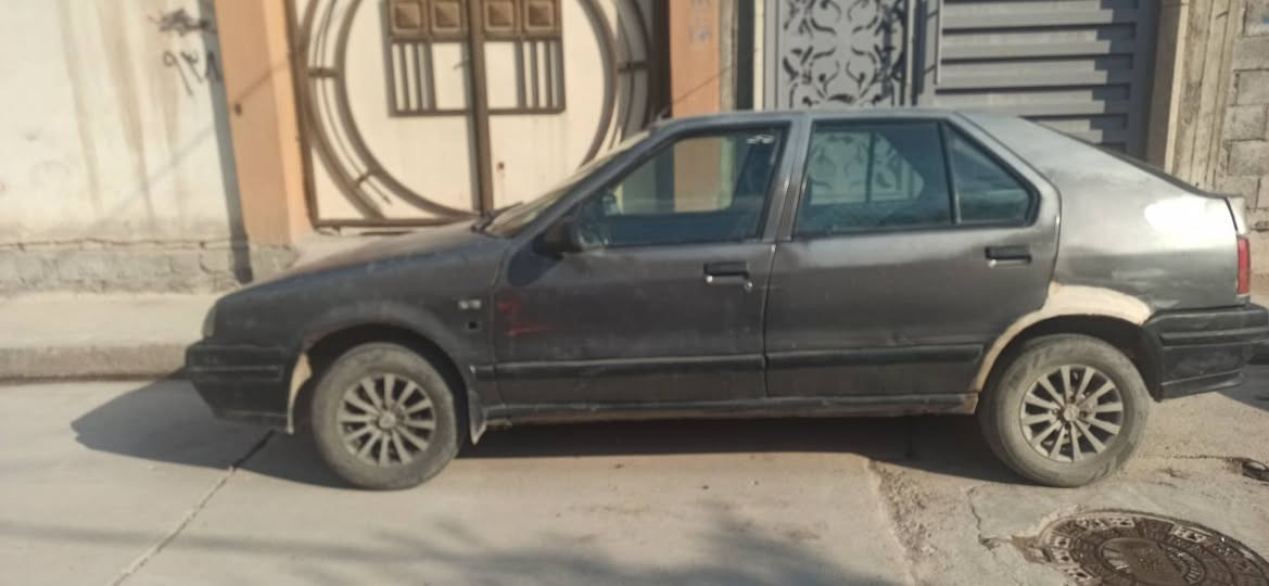 رينو 19 سنوية جديدة كوبون ورقي طخم نظيف  صبغ مابيها المحرك نفخ كابريتر برازيلي سيارة حلوة ورخيصة مدوشمة جديد سعرها 16 وبيها مجال *********** مكاني حي الانتصار
