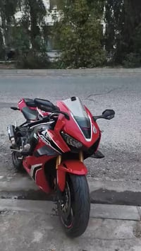 اخواني للبيع  CBR/1000RR.  model 2018  كلين بدون حادث وارد يابان  ماشي...