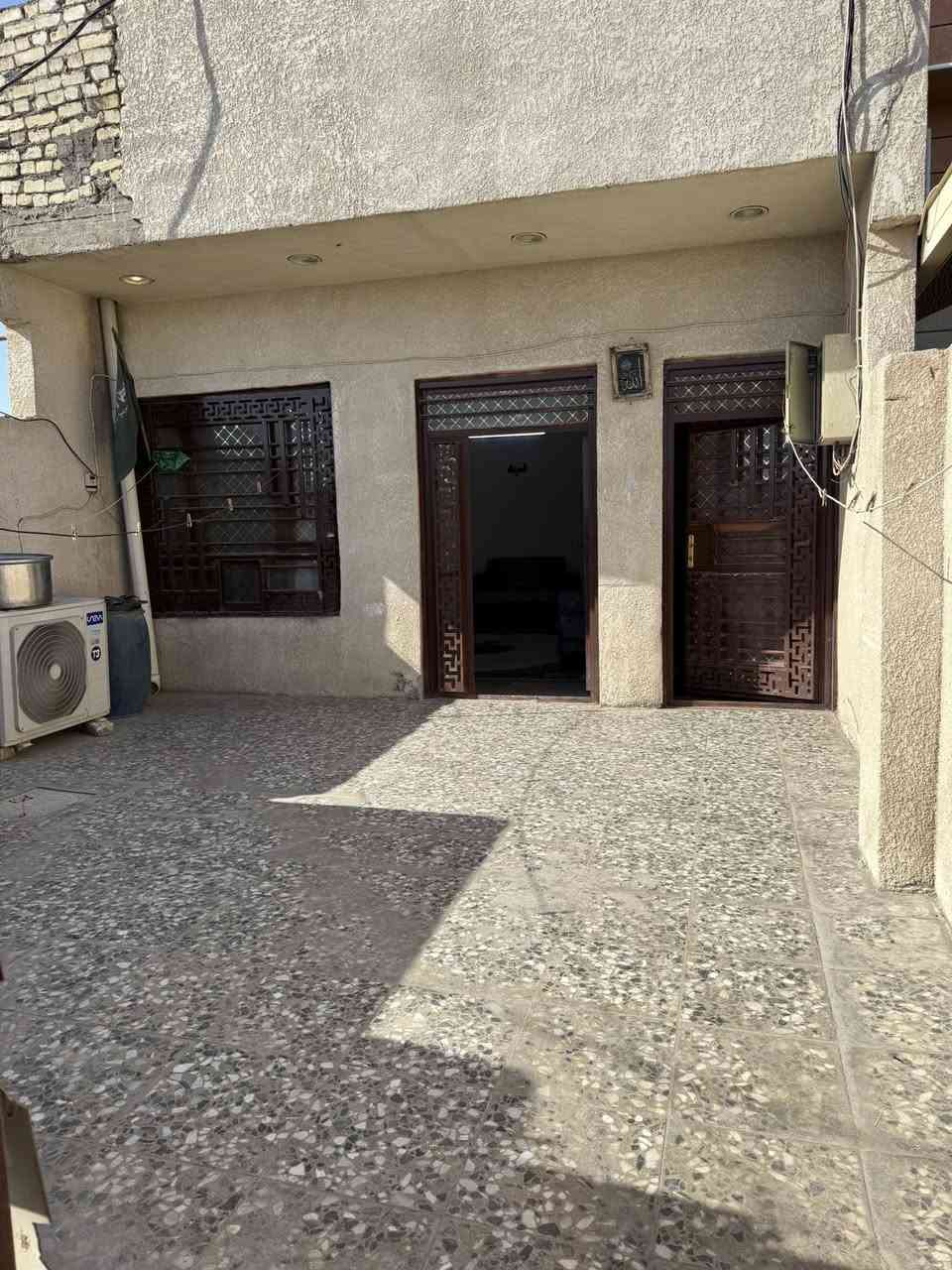 سلام عليكم بيت البيع مساحه ١٨٠ متر واجه ٦ ونزال ٣٠ يحتوي على مدخلين صاله هول غرفتين جوه وخدمات  غرفه فوك ساندويش مكان بغداد بياع نهايه شرطه الخامسه مقابيل مضيف ابو ليأس العامري  سعر ١٠٥ بيه مجال الاستفسار ***********
