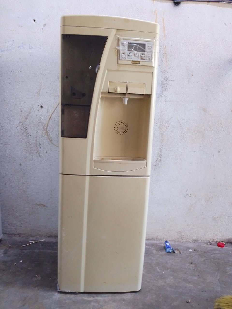 السلام عليكم عندي براد للبيع بسعر مناسب بسعر 40 الرقم ***********
