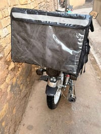 دراجه ايراني دارجه حلوه وونضيفه جداً وياها بكس مطري وسماعات بلوتوث عال...