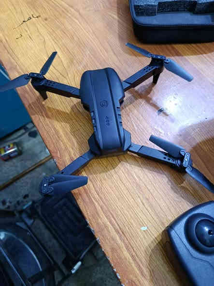 سلام عليكم طائره درون E99 جديده غير مستعمله
تصوير 4k مع زوم 35 
ارتفاع الأقصى 155متر 
نضام تجنب العوائق 
أو بيه ميزه تتبع 
مده الطيران 15 /20 دقيقه 
سعره 65 الف توصيل لكافه المحافظات 
الشراي يتصل على هذه الرقم ***********
