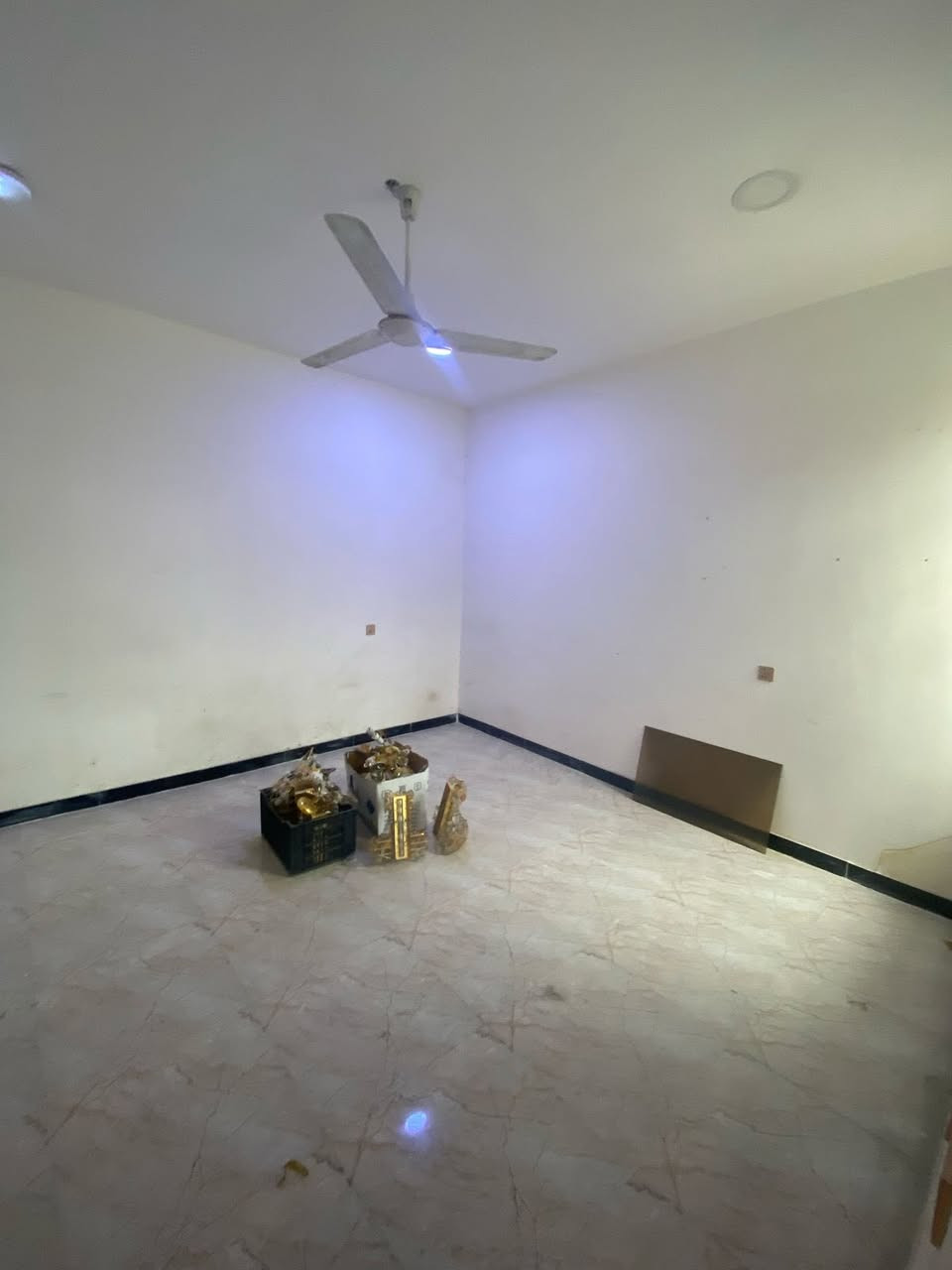 دار للبيع 
المساحه ١٢٠ واجهه ١٠ نزال ١٢ 
طابو زراعي سند ٢٥ 
يتكون من طابقين 
الطابق الاول يحتوي على غرفتين واستقبال ومطبخ وصحيات 
الطابق الثاني يحتوي على غرفه 
الموقع الدورة البوعيثه قرب المجزره شارع جامع تبارك الرحمن 
مجاور مدرسه النخبه الاهليه 
للاستفسار الاتصال على ***********
