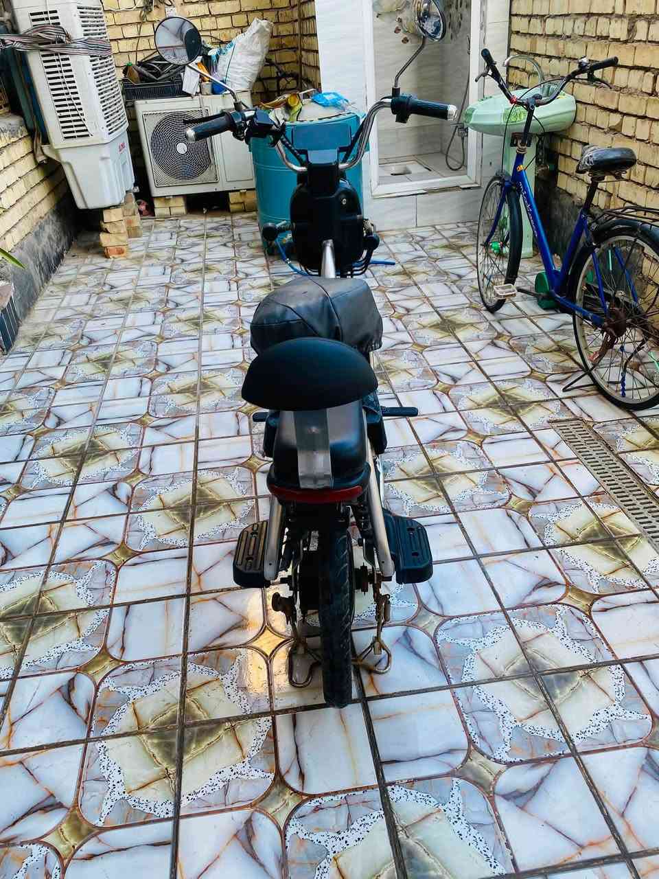 سلام عليكم دراجه شحن باتريات مبدله جديده موديل ٢٠٢٤ سعرها ٢٢٥ هذا رقمي ***********
