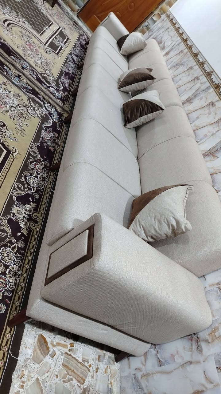 من رخصة ألادمن
ديوان العدد ٢ كورنر موديل جكليته..
هسه وصل طول ١٤ متر ٢٠ مقعد..
تفصال خشب بلوك اسود كله بلاويد الروسي ١٦
سفنج مضغوط مميز أول اكسترا الطبي..
قماشه كتان ناعم تجي بيه قنفتين مفصوله مع ٢ زاويه ضمان حقيقي ٥ سنوات بالسفنج والخشب..
لون بيجي أوف وايت مطعم ب جوزي مع ١٢ كوشه استفسار *********** متوفر واتساب
