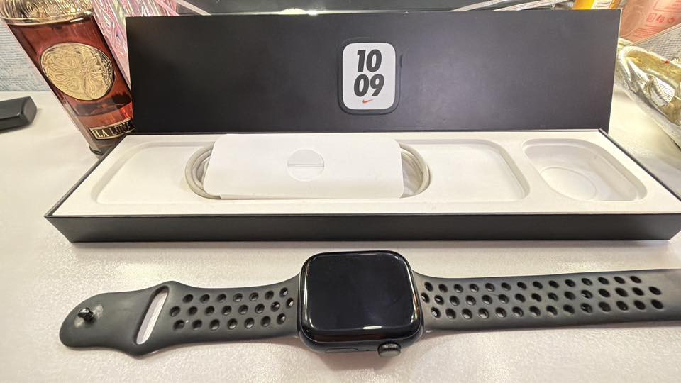 ساعة أبل  Apple سيريس 7 Nike  ماستر 
شاحنتها والسير نايكي اصلي اصلي اصليييي 👌🏻 

ابيعة بكج كامل ٢٢٥ الف دينار 

الف عافية الي ياخذها 
مابيها اي ضرر 
 
اجاوب فقط وتس رقم 
***********
